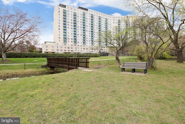 Building Photo - 10401 Grosvenor Pl
