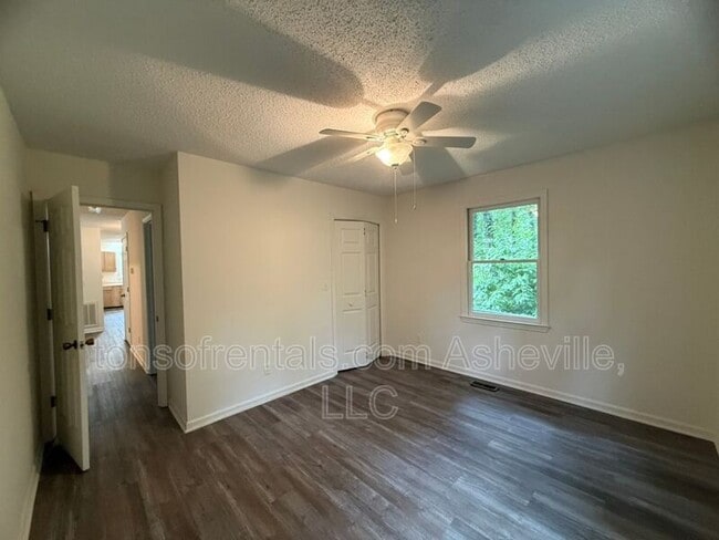 Building Photo - 327 Winding Way Ln