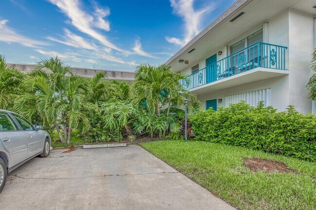 Building Photo - 301 S Lakeside Dr