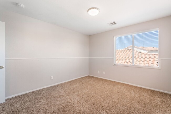 Building Photo - Beautiful 5 bed home with sparkling pool located in the heart of Las Vegas!