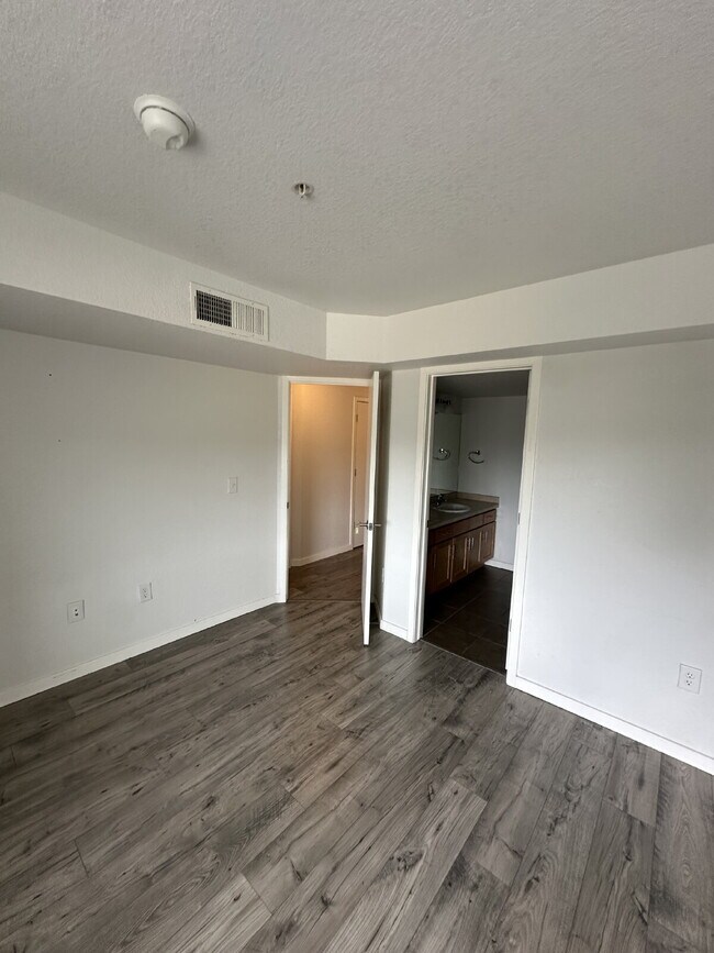 Building Photo - Now Available! Private room in 3 bed / 2 bath condo