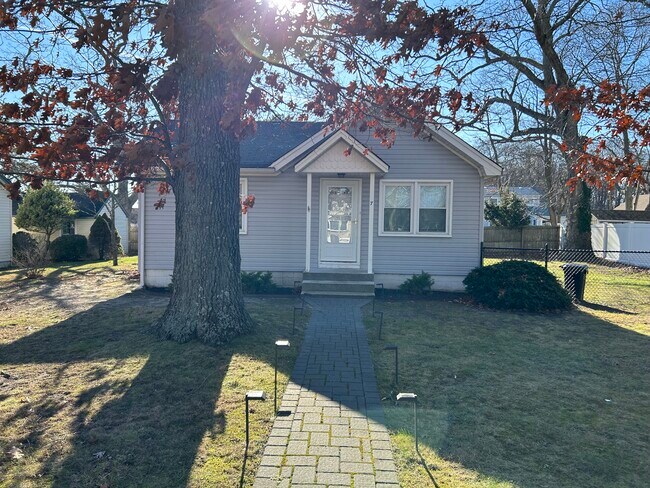 Primary Photo - 7 Bolton Dr
