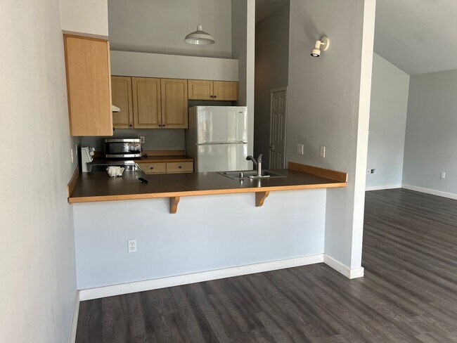 Building Photo - Vaulted Ceilings, Fireplace, LVP Flooring,...