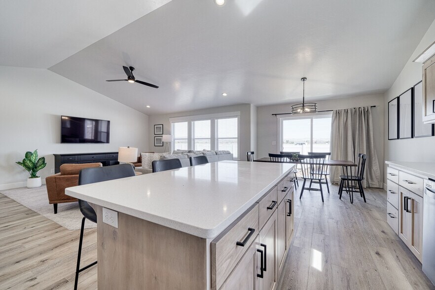 Building Photo - 1830 Mesa Canyon Dr