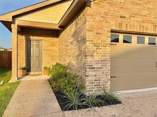 Building Photo - 2104 Mdw Pk Dr