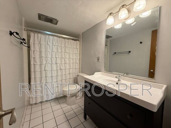 Building Photo - 5006 Sherwood Ln