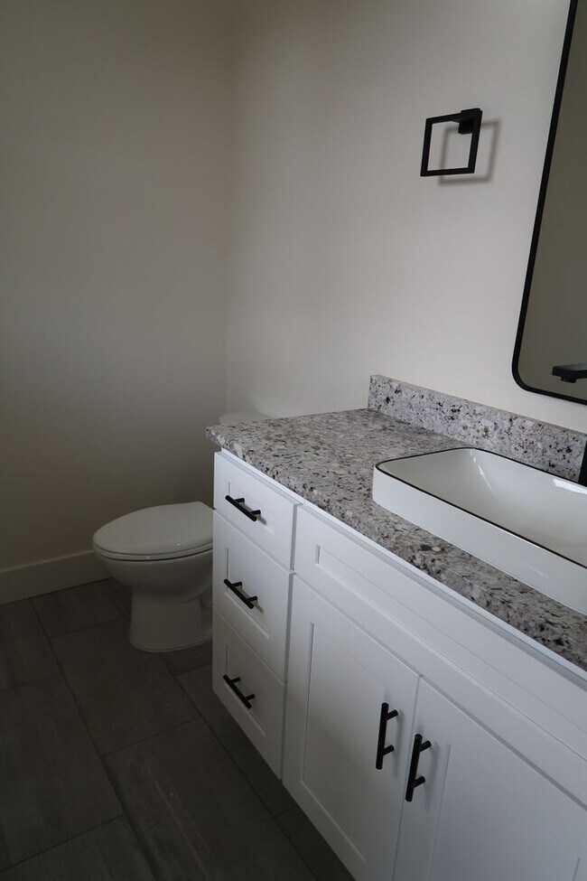 Building Photo - Seven Oaks Luxury Duplexes - New, Light, Bright, and Spacious!!