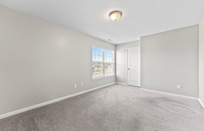 Building Photo - 4-Bedroom with Fenced Yard
