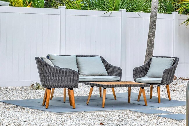 Building Photo - 1921 Fern Ave