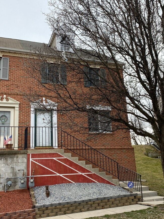 Building Photo - 819 Donnelly St