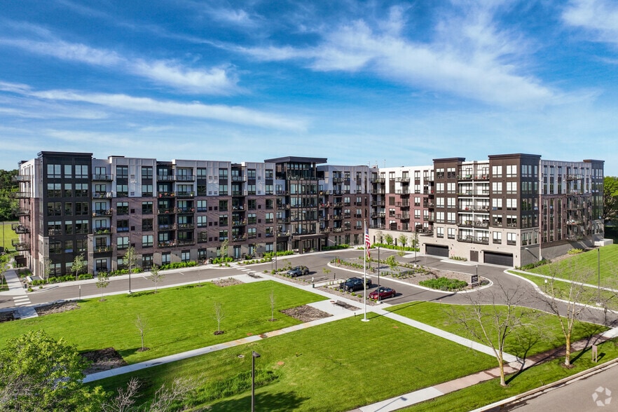 Building Photo - Amira Minnetonka