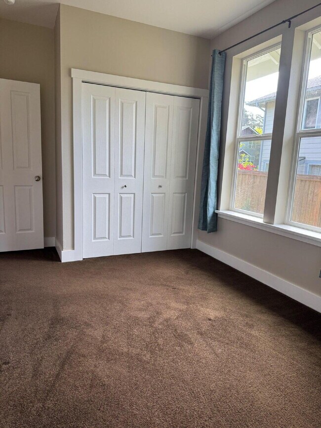 Building Photo - Single-family 3-bedroom home in a desirable neighborhood in town!
