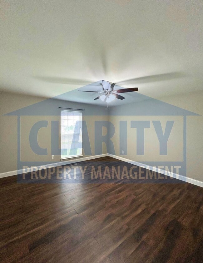 Building Photo - 3 bedroom home w/ fenced in backyard!