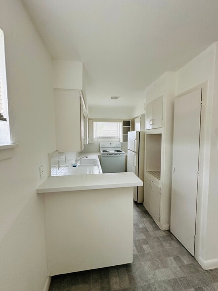 kitchen - 3834 Glen Arbor Dr