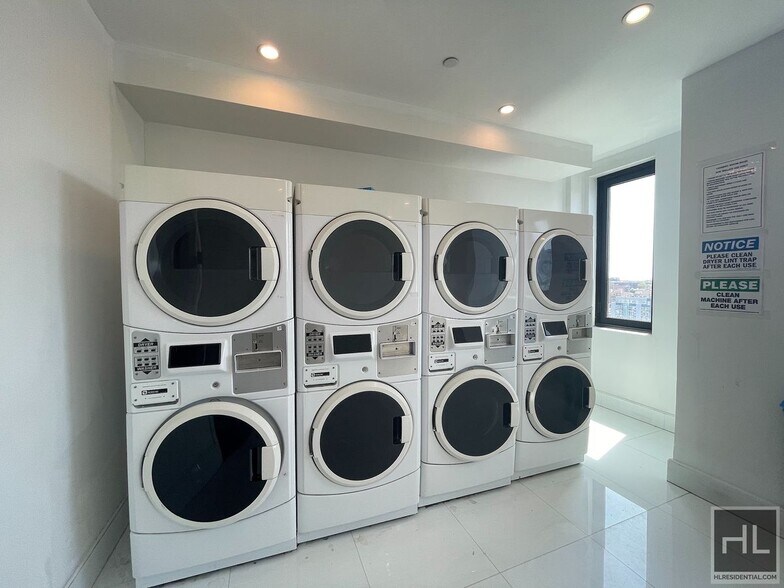 Building Photo - Gorgeous rent stabilized 1 bedroom apartment spanning 700 sq with private balcony, dishwasher, mi...