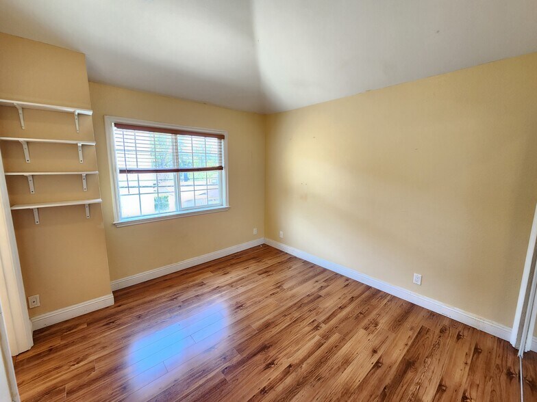 Building Photo - 620 W Doran St