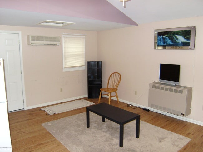 Building Photo - 327 New Bedford Rd