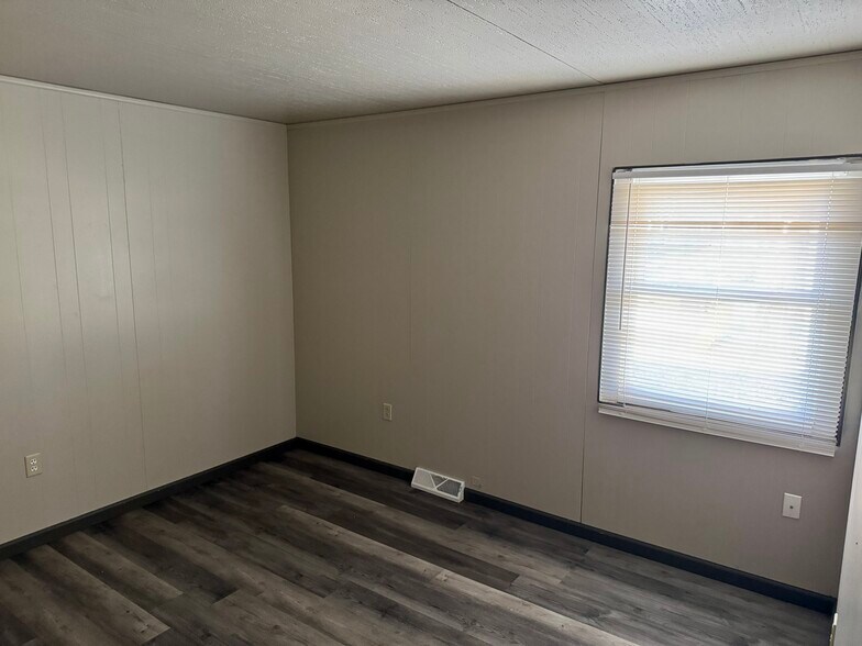 Building Photo - 1225 13th St SE