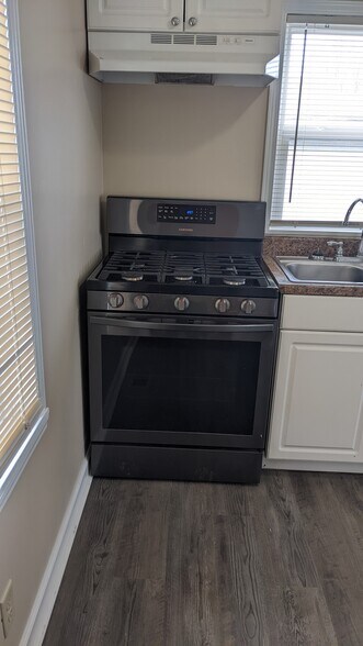 Gas Range/Oven - 3037 Mohican Ave
