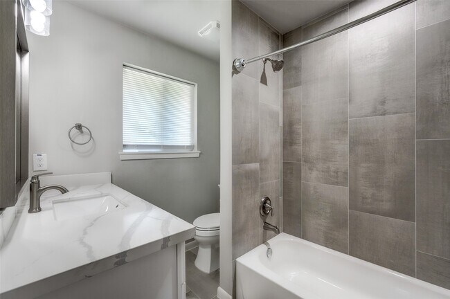 Building Photo - 5451 Loch Lomond Dr