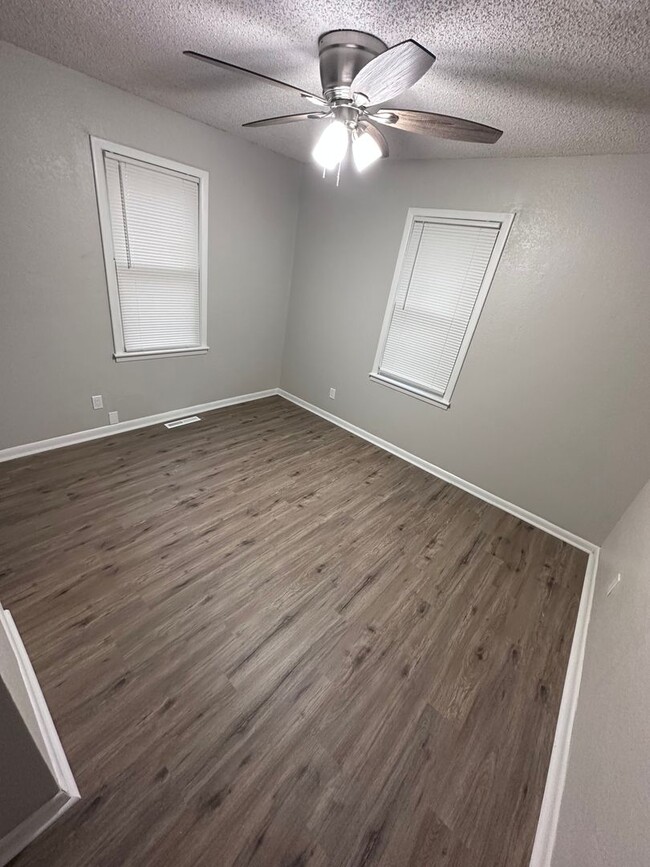 Building Photo - $950 - 3 bedroom / 1 bathroom - Single Fam...