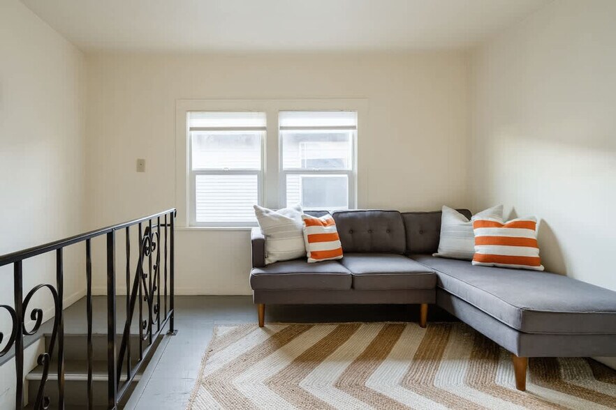 Building Photo - 2036 SE Morrison St