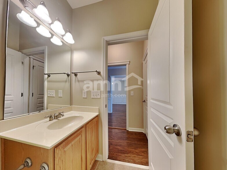 Building Photo - 13527 Provincial Ct