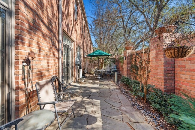 Building Photo - 6732 Vanderbilt St