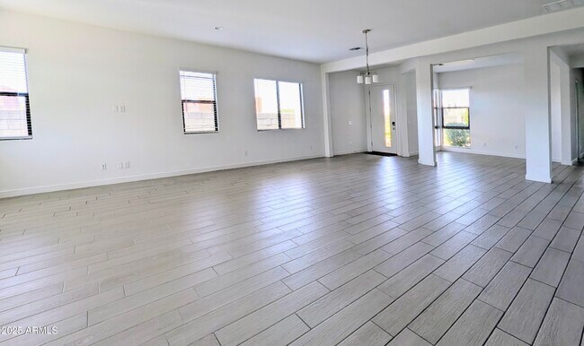 Building Photo - 9414 S 7th Pl