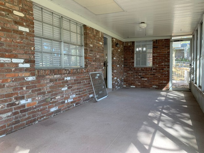 Building Photo - 5408 N Cedar St