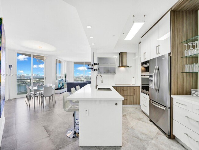 Building Photo - 888 Brickell Key Dr