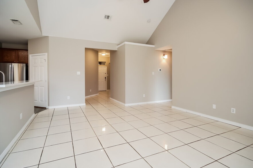 Building Photo - 1420 Castlegar Ln