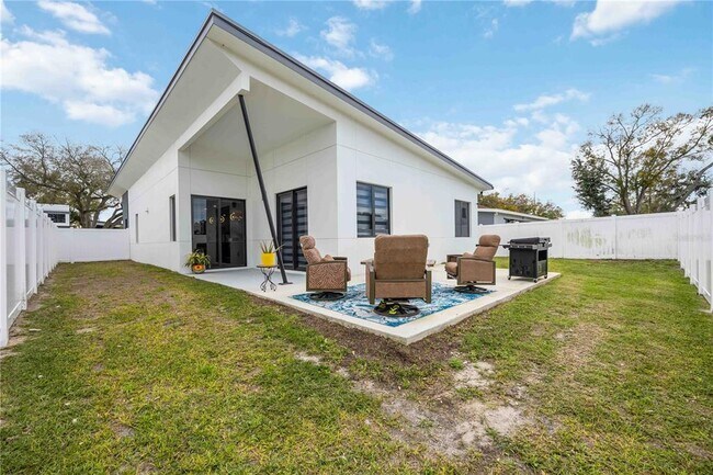 Building Photo - 7520 N Coolidge Ave