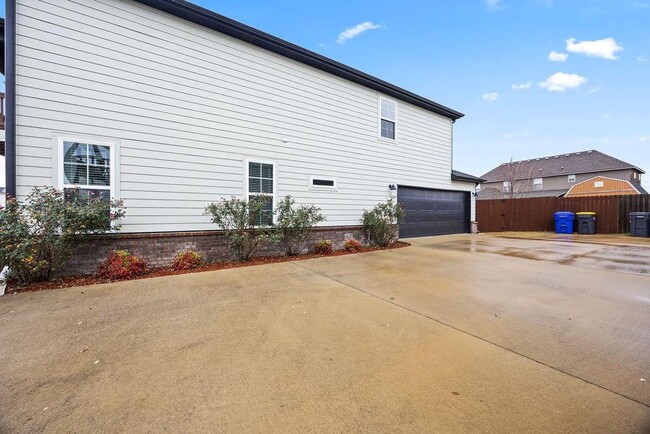 Building Photo - 1721 W Whitney Ln