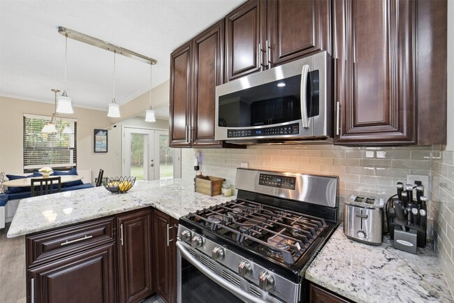 Building Photo - 1306 Carriage Dr