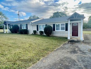 Building Photo - This lovely 2 bedroom 1 bath duplex is loc...