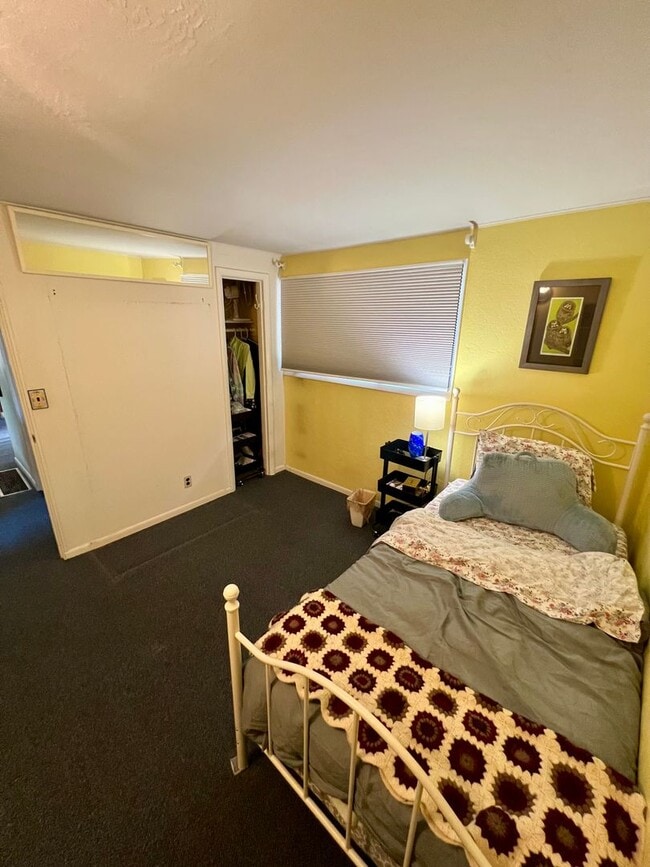 Building Photo - Available Nov 1st / Furnished / 1-Car Gara...