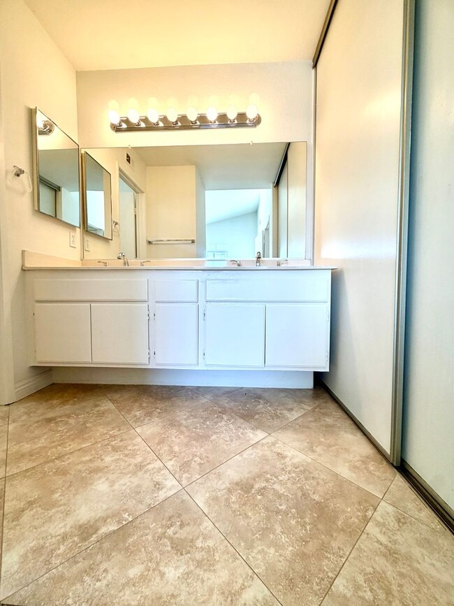 Building Photo - 3 Bedroom spacious home in Irvine (Northwood Glen)