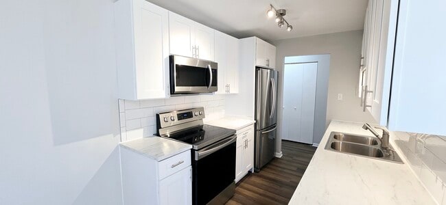 Building Photo - 10 Oak Ave