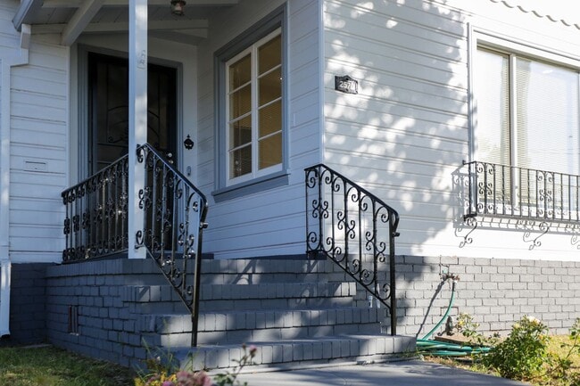 Building Photo - Remodeled 3bed 2 bath Single Family home