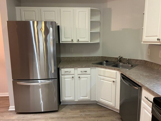 Building Photo - Lovely Condo with Updated Bathrooms and Private View - Summer House