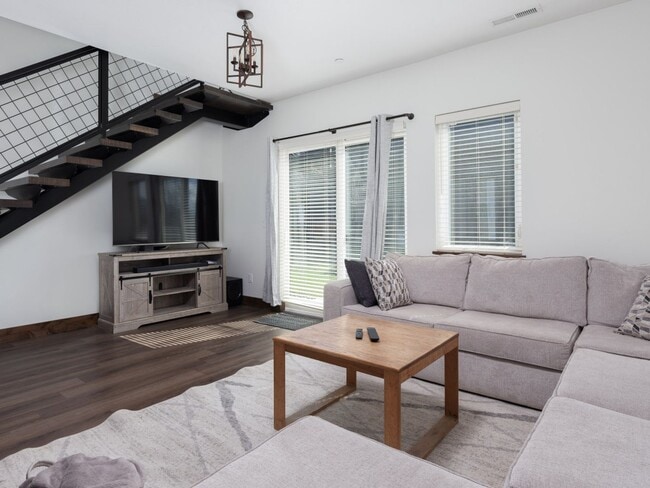 Building Photo - Seasonal Finished 3 BR 2.5 Bath with attac...