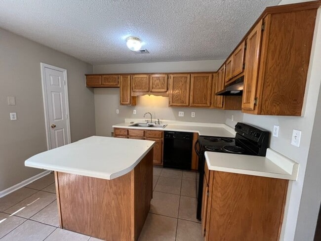 Building Photo - 7043 Foxhall Dr