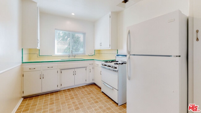 Building Photo - 11284 Montana Ave