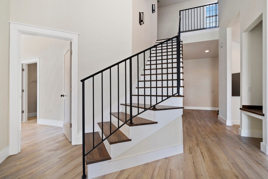 Building Photo - 2501 Country Club Dr