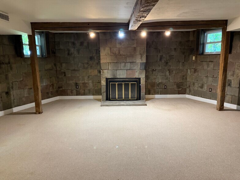 Building Photo - 5782 Chippewa Rd