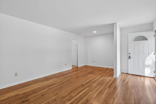 Building Photo - 347 Cabot Dr