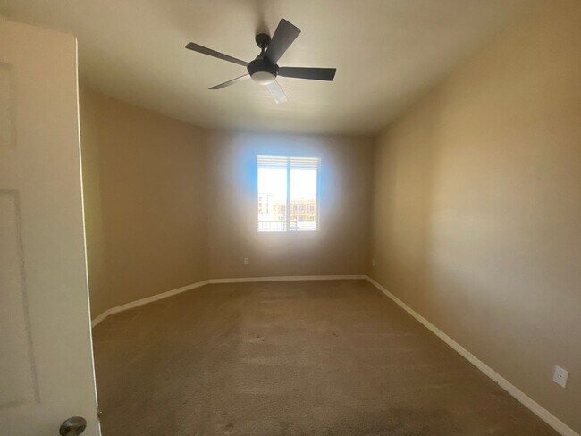 Building Photo - Spacious and Updated 3 Bed/2 Bath Condo w/Garage - Mesa
