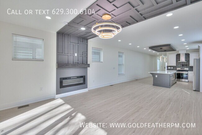 Building Photo - 402 E Trinity Ln