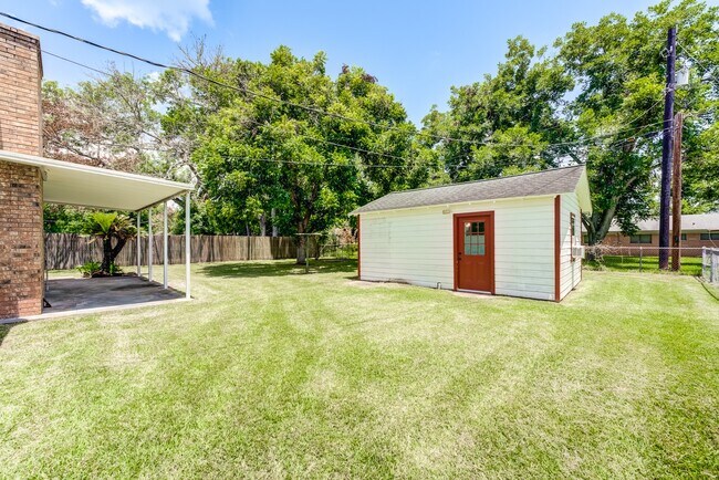 Building Photo - 305 Yaupon St